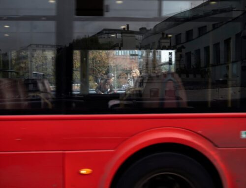 ¿Por qué deberías colocar tu marca en la rotulación de autobuses?