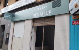 dentalup Fachada y rótulos Clínica Dental